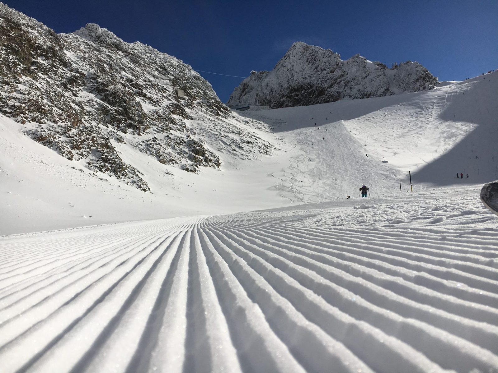Frisch präparierte Piste am Gletscher